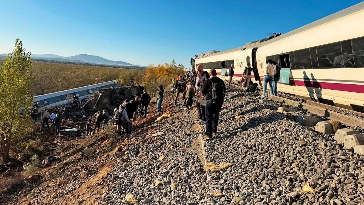 لە ئیسپانیا دوو شەمەندەفەر پێکیاندادا و دەیان کەس مردن