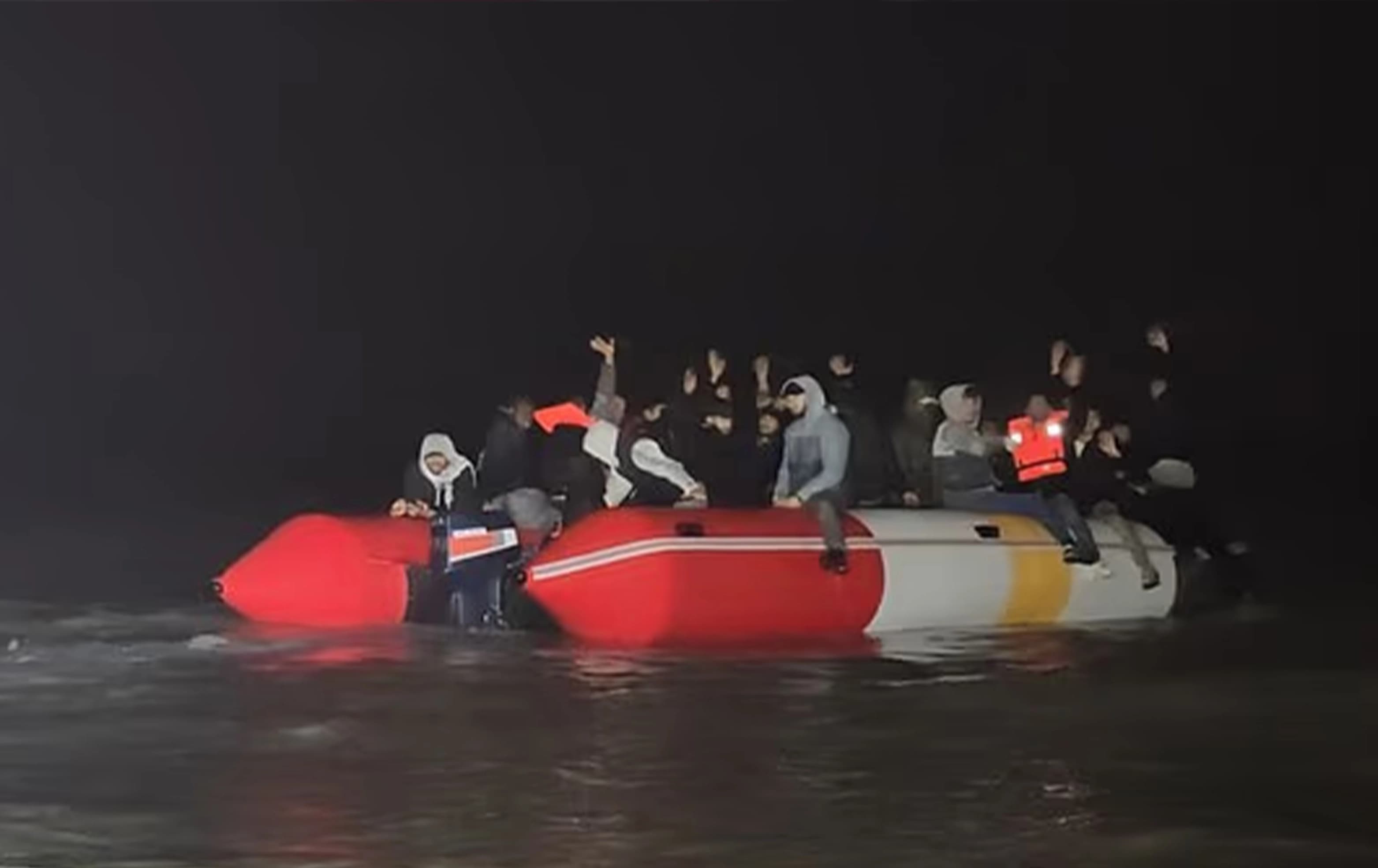 Migrants in dinghy painted in Kurdish colors. social media/photo: thenowherephoto